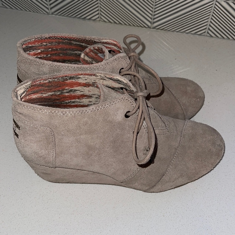 Tom’s Desert Wedge Bootie Suede Tan Womens sz 8.5